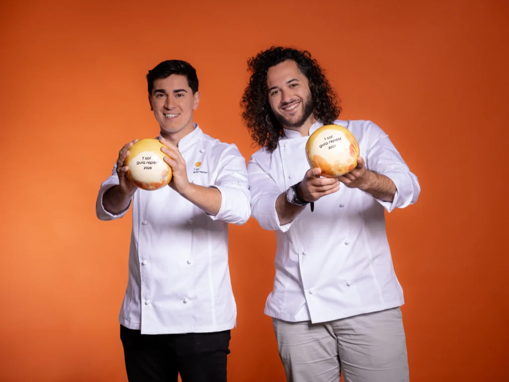 Chef Franco e Chef Rafael a receber o prémio de Guia Repsol