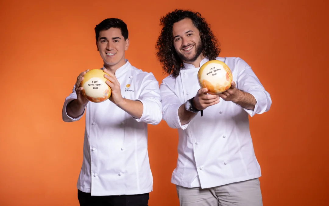 Chef Franco e Chef Rafael a receber o prémio de Guia Repsol