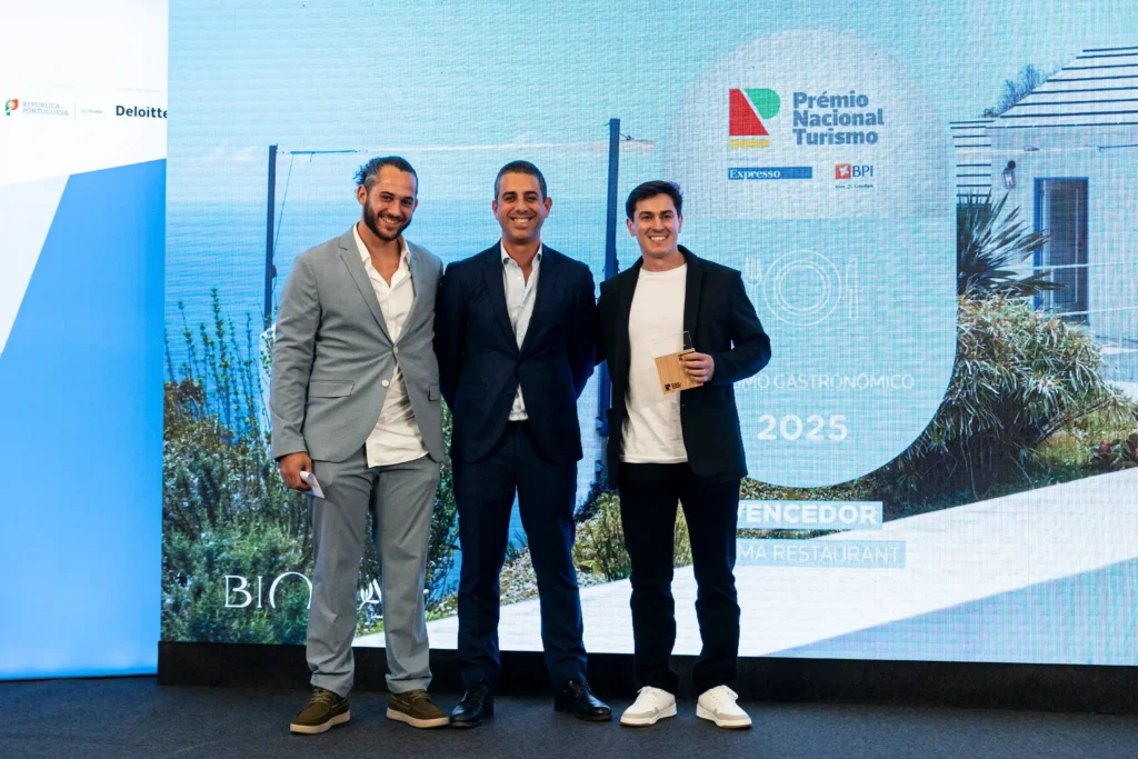 Chef Rafael e Chef Franco a receberem o prémio nacional de turismo 2025